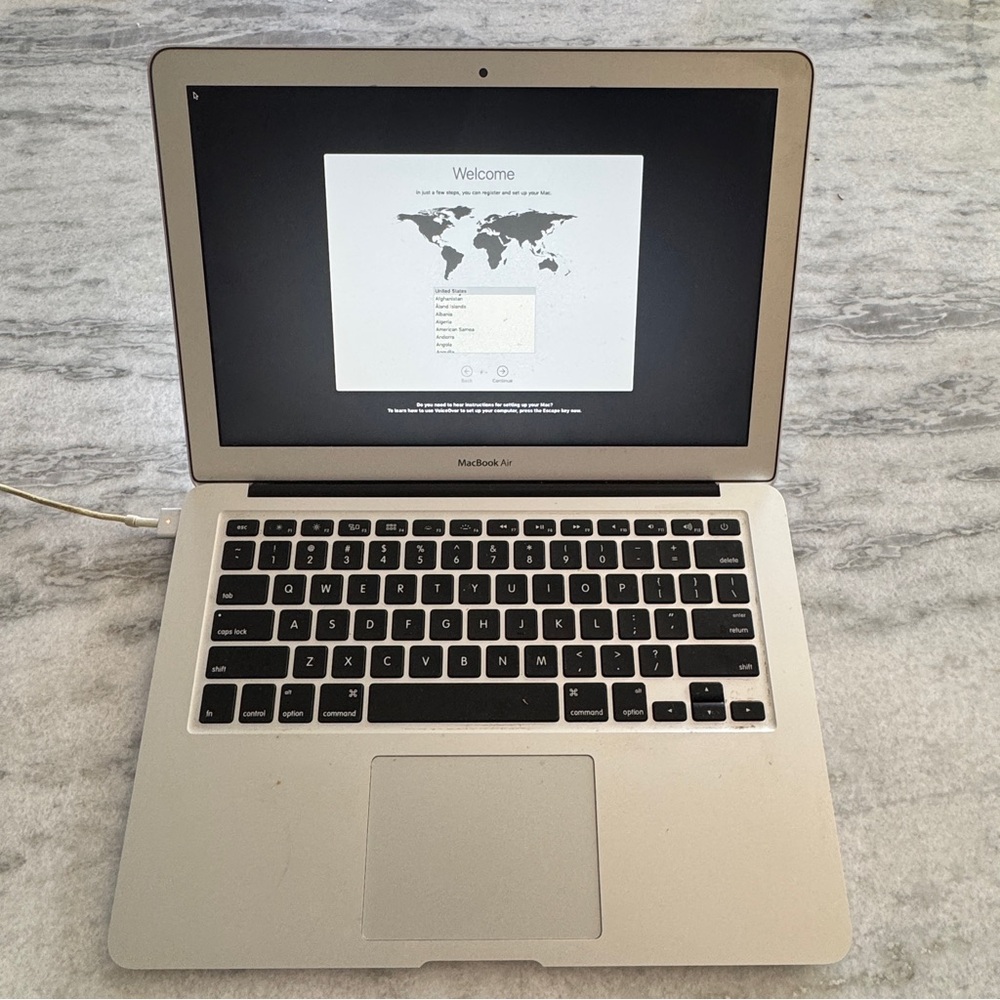 Apple MacBook Air 13.3" (1Intel Core i5)1.80 GHz, 8GB Used with Charger